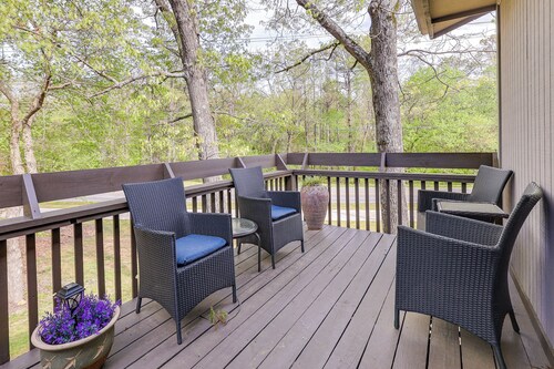 Bella Vista Townhome w/ Deck Near Back 40 Trails!