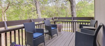 Bella Vista Townhome w/ Deck Near Back 40 Trails!