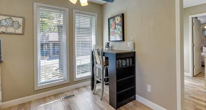 Bella Vista Townhome w/ Deck Near Back 40 Trails!