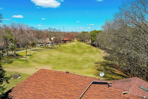 Bella Vista Townhome w/ Deck Near Back 40 Trails!