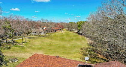 Bella Vista Townhome w/ Deck Near Back 40 Trails!