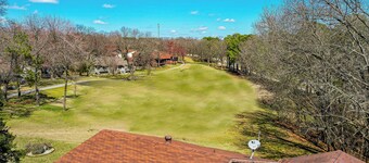 Bella Vista Townhome w/ Deck Near Back 40 Trails!