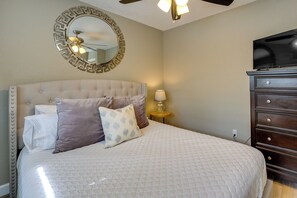 Apartment (2 Bedrooms) | Interior - Bella Vista Townhome w/ Deck Near Back 40 Trails! (Bella Vista)