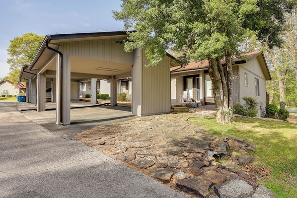 Apartment (2 Bedrooms) | Interior - Bella Vista Townhome w/ Deck Near Back 40 Trails! (Bella Vista)