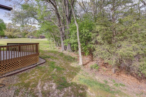 Bella Vista Townhome w/ Deck Near Back 40 Trails!