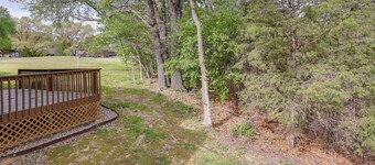 Bella Vista Townhome w/ Deck Near Back 40 Trails!