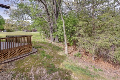 Bella Vista Townhome w/ Deck Near Back 40 Trails!