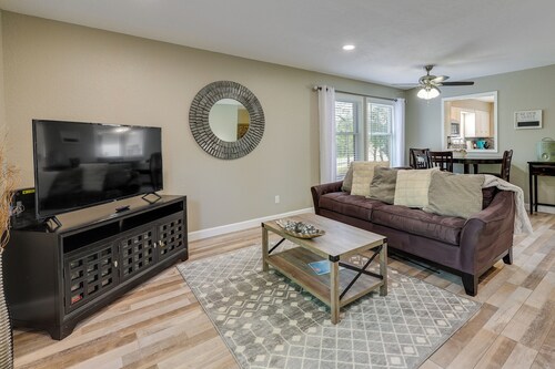 Bella Vista Townhome w/ Deck Near Back 40 Trails!