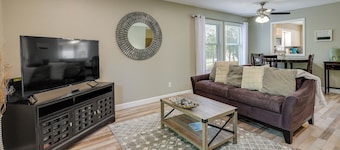 Bella Vista Townhome w/ Deck Near Back 40 Trails!