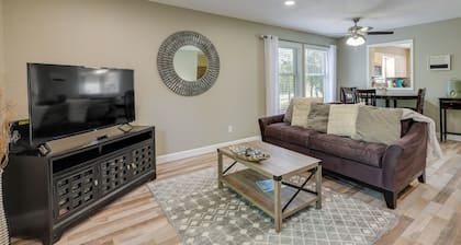 Bella Vista Townhome w/ Deck Near Back 40 Trails!