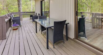 Bella Vista Townhome w/ Deck Near Back 40 Trails!
