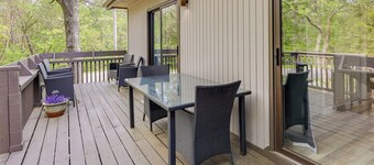 Bella Vista Townhome w/ Deck Near Back 40 Trails!