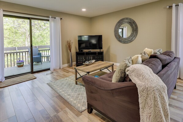Apartment (2 Bedrooms) | Interior - Bella Vista Townhome w/ Deck Near Back 40 Trails! (Bella Vista)