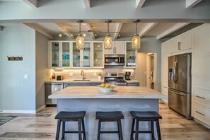 House (3 Bedrooms) | Interior - Remodeled Ventura Beach Home With Yard & Fire Pit! (Ventura)