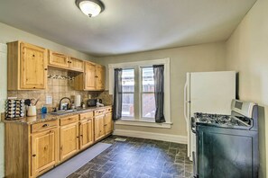 Microondas, horno, placa de cocina y licuadora