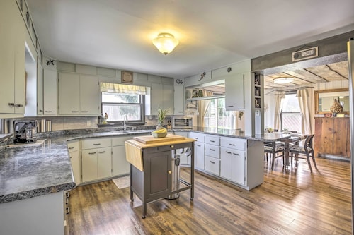 Eclectic Ladysmith Hideaway: Hike and Hunt!