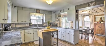 Eclectic Ladysmith Hideaway: Hike and Hunt!