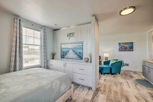 Apartment (0 Bedroom) | Interior - 1 Block to Long Beach! Adorable Downtown Studio (Long Beach)