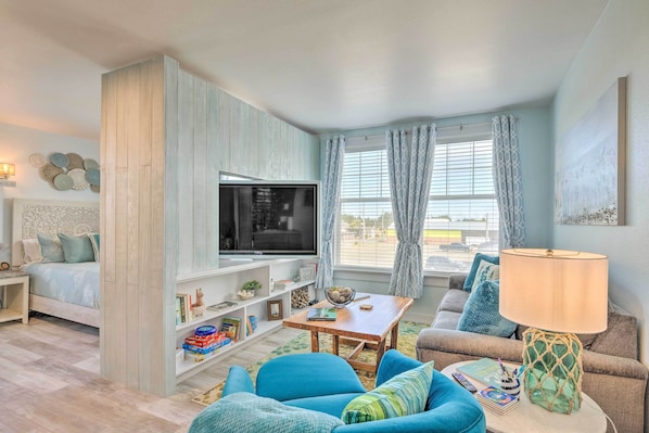 Apartment (0 Bedroom) | Front of property - Adorable Downtown Studio - 1 Block to Long Beach! (Long Beach)