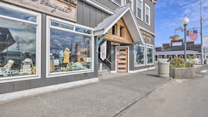 A storefront with a sign reading "edens bouquet" and "TOYS & GIFTS" visible through the window. - 1 Block to Long Beach! Adorable Downtown Studio (Long Beach)