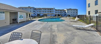 Emerald Isle Resort-style Condo: Walk to Beaches!