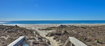 Emerald Isle Resort-style Condo: Walk to Beaches!