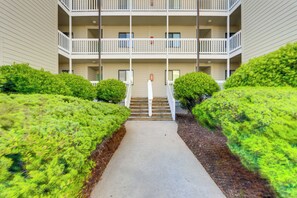 Interior - Emerald Isle Resort-style Condo: Walk to Beaches! (Emerald Isle)