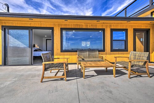 Hilltop Oasis w/ Sweeping Landscape Views