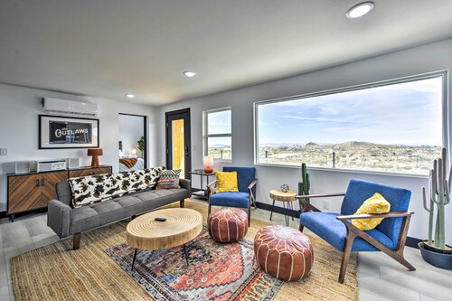 Hilltop Oasis w/ Sweeping Landscape Views