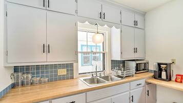 Rumah (3 Bedrooms) | Dapur pribadi | Microwave, oven, kompor, dan kursi makan untuk bayi