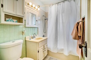 House (3 Bedrooms) | Bathroom | Bathtub