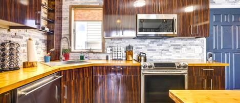 Apartment (2 Bedrooms) | Private kitchen | Microwave, oven, stovetop, dishwasher