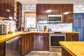 Apartment (2 Bedrooms) | Dapur peribadi | Ketuhar gelombang mikro, ketuhar, dapur, mesin basuh pinggan mangkuk 