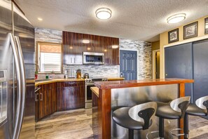 Apartamento (2 Bedrooms) | Cozinha privada | Micro-ondas, fogão, cooktop, lava-louças