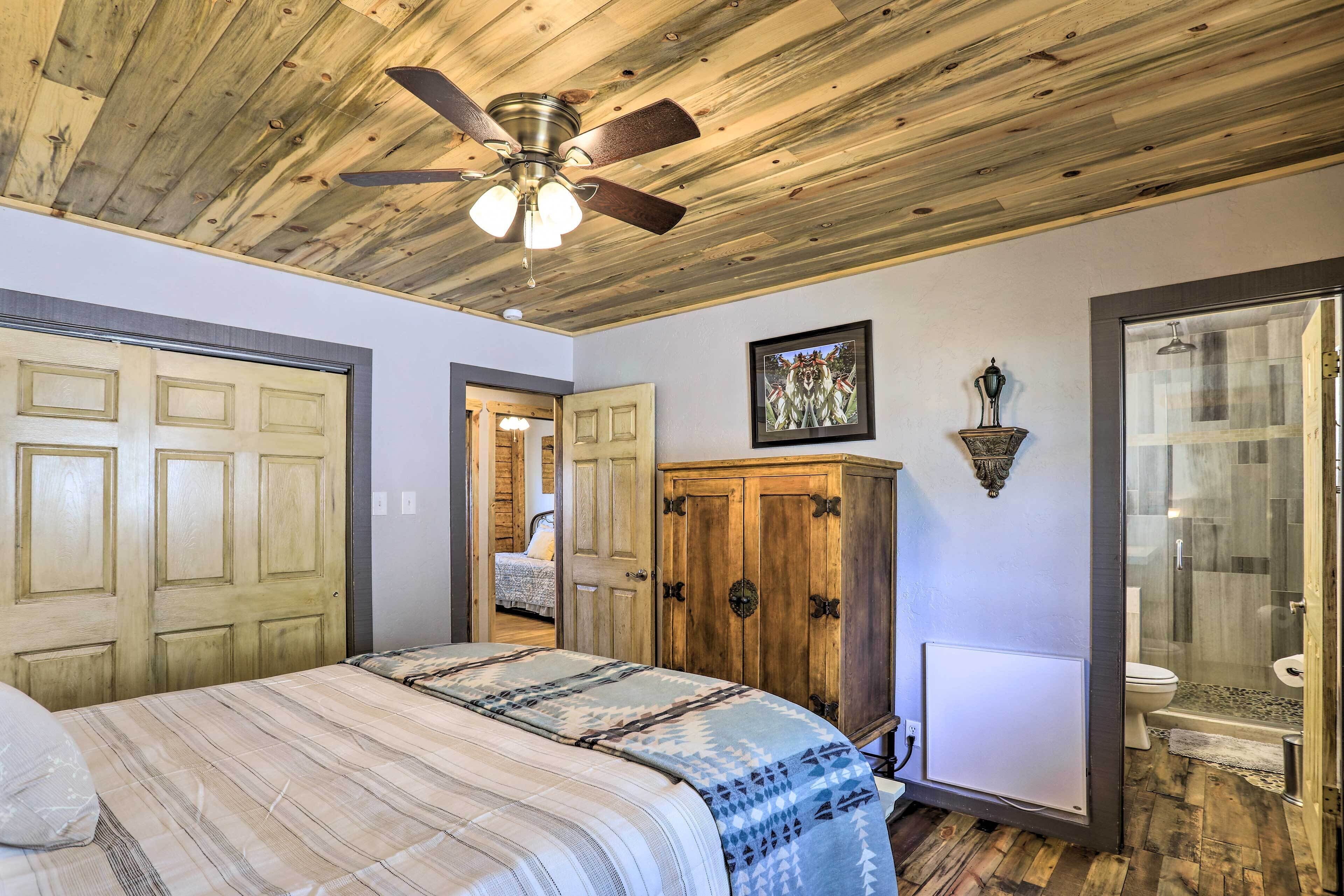 Une chambre à coucher avec un lit, un plafond en bois et une armoire.