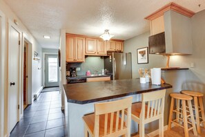 Apartment (2 Bedrooms) | Interior - Silverthorne Condo w/ Lake Views: 10 Mi to Skiing! (Silverthorne)