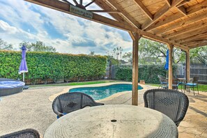 Outdoor dining - San Antonio Getaway ~ 18 Mi to Dtwn + Pool! (San Antonio)