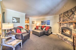 Apartment (2 Bedrooms) | Front of property - 1 Block to Downtown: Cozy Condo by Mirror Lake (Lake Placid)