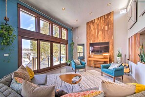 Living area - Stylish Monona Home: 2 Blocks to Drink & Dine (Madison)