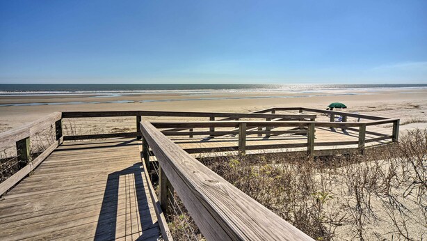 A wooden boardwalk leading to a beach with a clear view of the ocean. - Blissful Kiawah Island Escape: Walk to the Beach! (Kiawah Island)