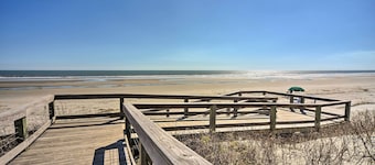 Blissful Kiawah Island Escape: Walk to the Beach!