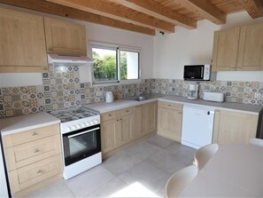 Een koelkast, een magnetron, een vaatwasser, een vriezer