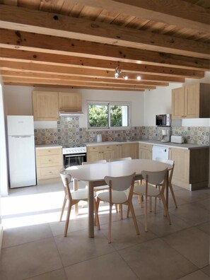 Fridge, microwave, dishwasher, freezer - Regardée Sud - Saint Geours DE Maremne (SAINT GEOURS DE MAREMNE)