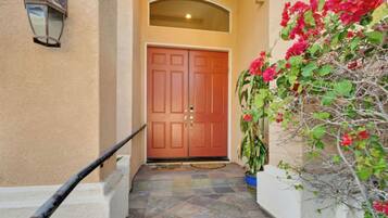 House (5 Bedrooms) | Interior