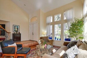 House (5 Bedrooms) | Interior