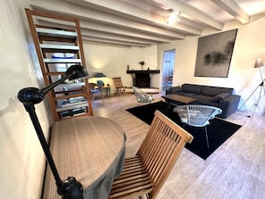 TV, fireplace - Escapeteu - AZUR - Gîte (AZUR)