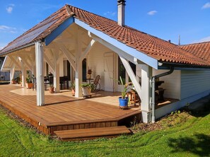 A covered patio area with wooden flooring and potted plants. - Louisiana - ONARD - Gîte (ONARD)