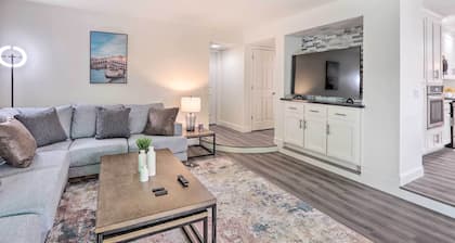 4 Mi to Dtwn Reno: Sleek Family Retreat!