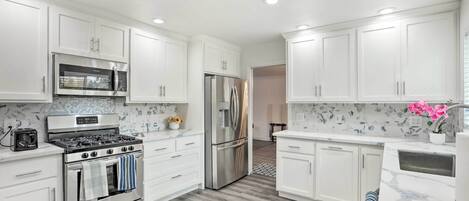 House (5 Bedrooms) | Interior