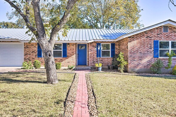 Interior - Updated 'blue Door Haus' ~ 1 Mi to Main St! (Fredericksburg)